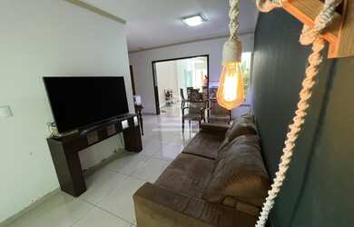 Imagem: A casa possui 5 Dormitórios, 5 Banheiros, 4 Vagas na garagem