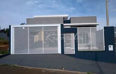 Imagem: A casa possui 3 Dormitórios, 2 Banheiros, 2 Vagas na garagem