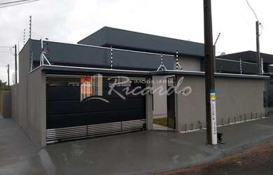 Imagem: A casa possui 3 Dormitórios, 1 Banheiro, 1 Vaga na garagem