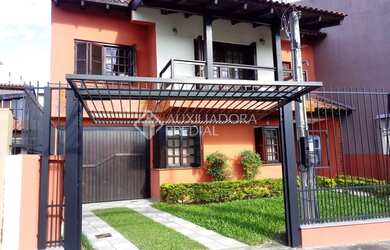 Imagem: A casa possui 4 Dormitórios, 4 Banheiros, 5 Vagas na garagem