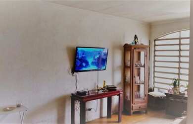 Imagem: A casa possui 2 Dormitórios, 2 Banheiros, 2 Vagas na garagem