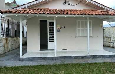 Imagem: A casa possui 2 Dormitórios, 2 Banheiros, 1 Vaga na garagem