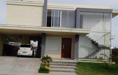 Imagem: A casa possui 4 Dormitórios, 3 Banheiros, 2 Vagas na garagem