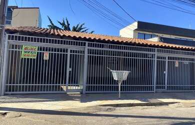 Imagem: A casa possui 1 Dormitório, 1 Banheiro, 2 Vagas na garagem