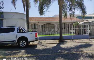 Imagem: A casa possui 3 Dormitórios, 3 Banheiros, 1 Vaga na garagem