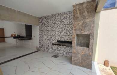 Imagem: A casa possui 3 Dormitórios, 2 Banheiros, 1 Vaga na garagem