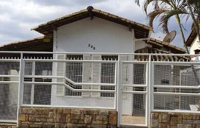 Imagem: A casa possui 4 Dormitórios, 3 Banheiros, 2 Vagas na garagem