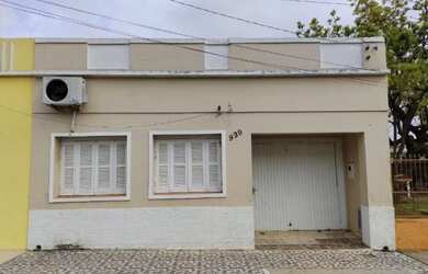 Imagem: A casa possui 2 Dormitórios, 1 Banheiro, 1 Vaga na garagem