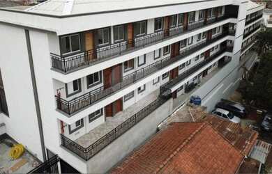 Imagem: O apartamento possui 2 Dormitórios, 1 Banheiro, 1 Vaga na garagem