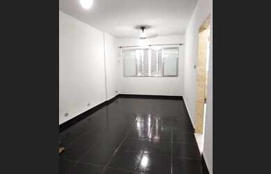 Imagem: O apartamento possui 1 Dormitório, 1 Banheiro, 1 Vaga na garagem