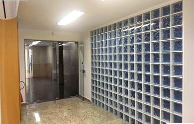 Imagem: O depósito possui 1 Vaga na garagem e 253m² de Área e está