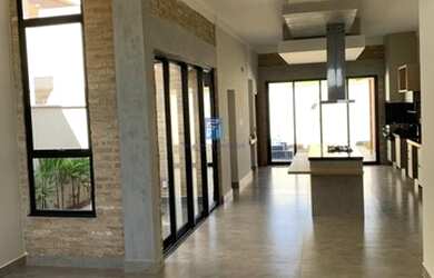 Imagem: A casa possui 3 Dormitórios, 4 Banheiros, 4 Vagas na garagem