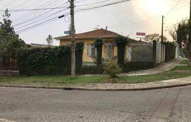 Imagem: A casa possui 3 Dormitórios, 1 Banheiro, 3 Vagas na garagem