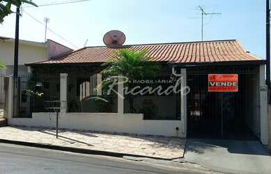 Imagem: A casa possui 3 Dormitórios, 2 Banheiros, 1 Vaga na garagem