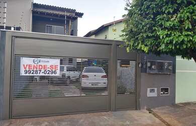 Imagem: A casa possui 2 Dormitórios, 1 Banheiro, 2 Vagas na garagem