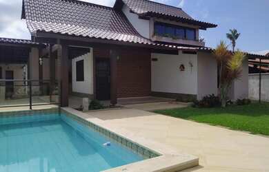 Imagem: A casa possui 4 Dormitórios, 3 Banheiros e 180m² de Área