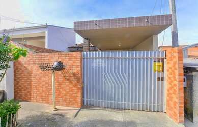 Imagem: A casa possui 2 Dormitórios, 1 Banheiro, 2 Vagas na garagem