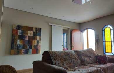 Imagem: A casa possui 3 Dormitórios, 2 Banheiros, 3 Vagas na garagem