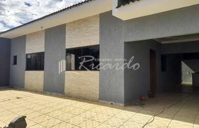 Imagem: A casa possui 3 Dormitórios, 1 Banheiro, 2 Vagas na garagem