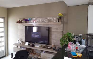 Imagem: O apartamento possui 2 Dormitórios, 1 Banheiro, 1 Vaga na garagem