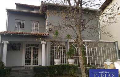 Imagem: A casa possui 4 Dormitórios, 5 Banheiros, 5 Vagas na garagem