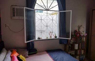 Imagem: A casa possui 3 Dormitórios, 1 Banheiro e 1 Vaga na garagem