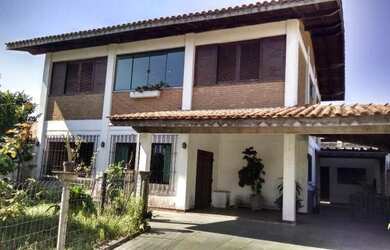 Imagem: A casa possui 5 Dormitórios, 3 Banheiros, 450m² de Área e