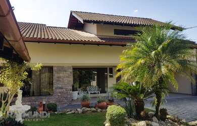 Imagem: A casa possui 3 Dormitórios, 3 Banheiros, 3 Vagas na garagem