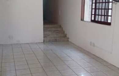 Imagem: A casa possui 3 Dormitórios, 2 Banheiros, 3 Vagas na garagem