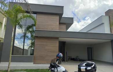 Imagem: A casa em condomínio possui 4 Dormitórios, 5 Banheiros, 4