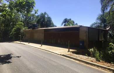 Imagem: A casa possui 4 Dormitórios, 4 Banheiros, 4 Vagas na garagem