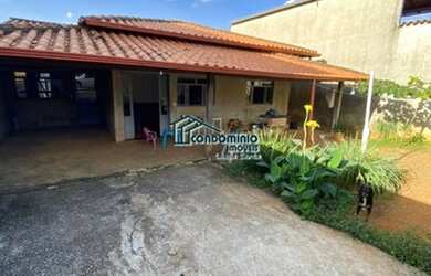 Imagem: A casa possui 4 Dormitórios, 1 Banheiro, 4 Vagas na garagem