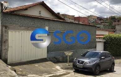 Imagem: A casa possui 3 Dormitórios, 1 Banheiro, 2 Vagas na garagem