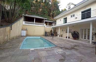 Imagem: A casa em condomínio possui 4 Dormitórios, 5 Banheiros, 5