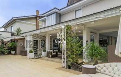 Imagem: A casa possui 4 Dormitórios, 5 Banheiros, 4 Vagas na garagem