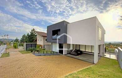 Imagem: A casa em condomínio possui 4 Dormitórios, 5 Banheiros, 4