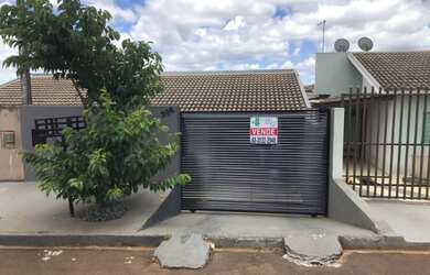 Imagem: A casa possui 2 Dormitórios, 1 Banheiro, 2 Vagas na garagem