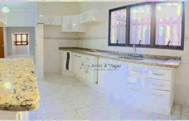 Imagem: A casa possui 3 Dormitórios, 5 Banheiros, 4 Vagas na garagem