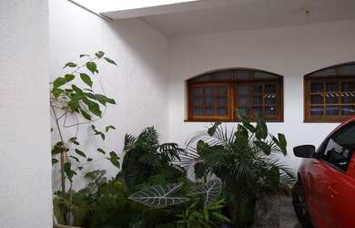 Imagem: A casa possui 4 Dormitórios, 5 Banheiros, 4 Vagas na garagem