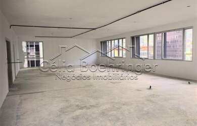 Imagem: O depósito possui 3 Vagas na garagem, 200m² de Área e está