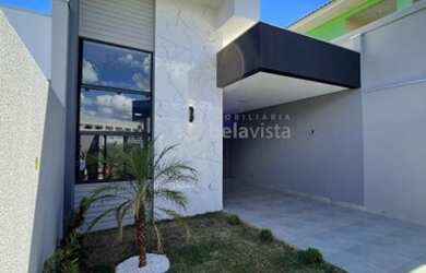 Imagem: A casa possui 3 Dormitórios, 1 Banheiro, 2 Vagas na garagem