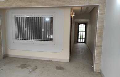 Imagem: A casa possui 3 Dormitórios, 1 Banheiro, 2 Vagas na garagem