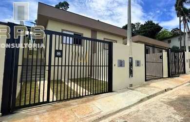 Imagem: A casa possui 2 Dormitórios, 2 Banheiros, 2 Vagas na garagem