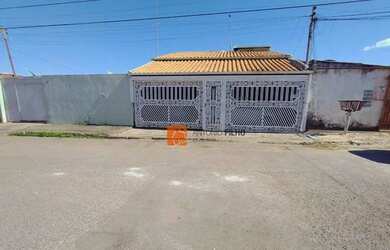 Imagem: A casa possui 3 Dormitórios, 2 Banheiros, 2 Vagas na garagem