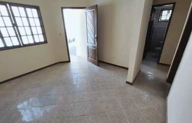 Imagem: A casa possui 2 Dormitórios, 1 Banheiro, 1 Vaga na garagem