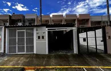 Imagem: A casa possui 2 Dormitórios, 2 Banheiros, 2 Vagas na garagem