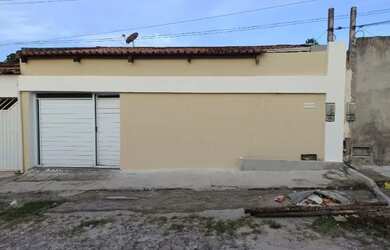 Imagem: A casa possui 3 Dormitórios, 1 Banheiro, 2 Vagas na garagem