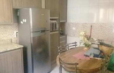 Imagem: A casa possui 2 Dormitórios, 2 Banheiros, 2 Vagas na garagem