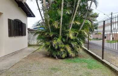 Imagem: A casa possui 3 Dormitórios, 2 Banheiros, 5 Vagas na garagem