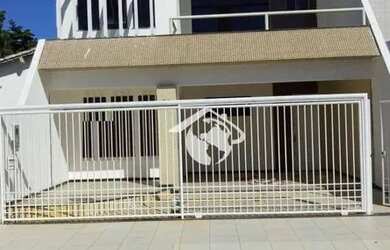 Imagem: A casa possui 4 Dormitórios, 5 Banheiros, 2 Vagas na garagem